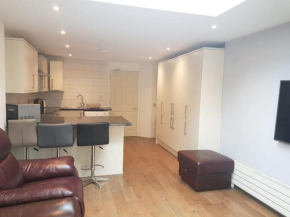 Cheerful 5 Bedroom 4 Bathrooms with own parking